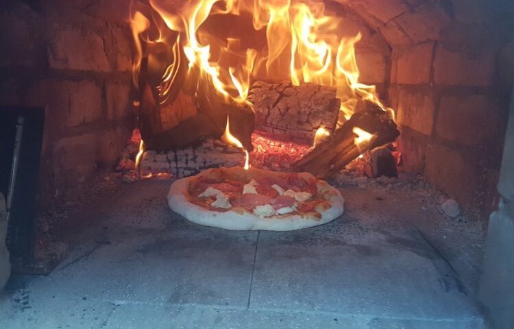 How Hot Does a Pizza Oven Get