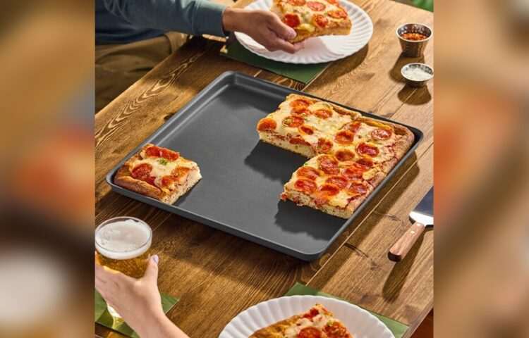 Does Aluminum Pizza Pan Affect Food