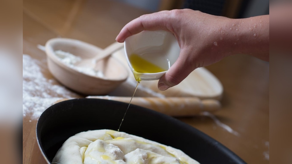 Olive Oil Vs Vegetable Oil in Dough Ultimate Pizza Guide Olive Oil Vs Vegetable Oil in Dough